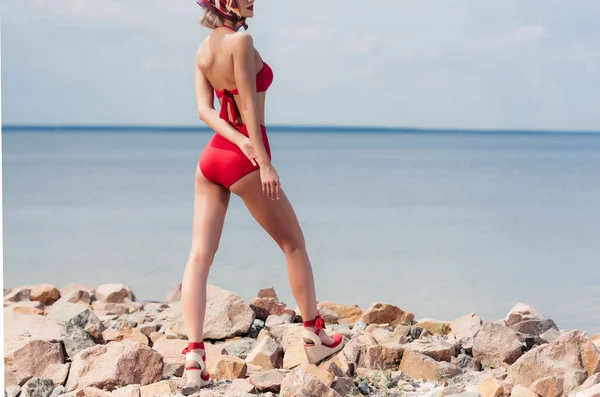 Przycięte Widzenia Modne Dziewczyna Pozuje Czerwonym Bikini Kamienistej Plaży — Zdjęcie stockowe