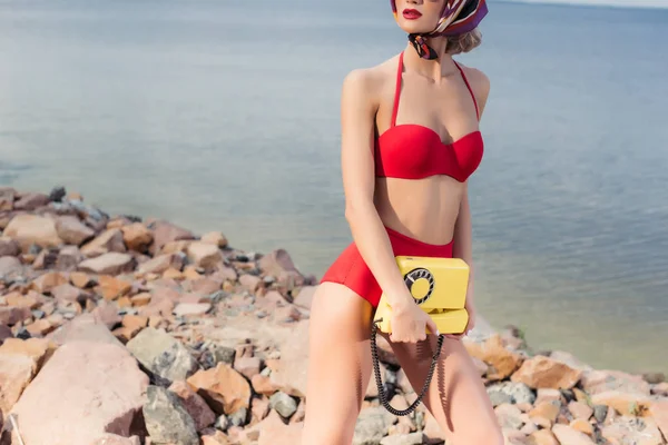 Corte Vista Modelo Biquíni Vintage Vermelho Posando Com Telefone Amarelo — Fotos gratuitas