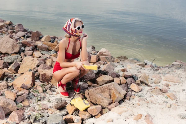Elegantní Dívka Červené Bikiny Hedvábný Šátek Pózuje Rotační Telefon Skalnaté — Stock fotografie zdarma
