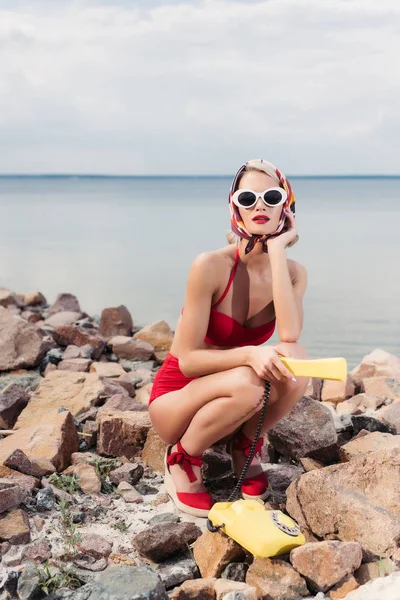 Elegant Kvinne Rød Bikini Solbriller Silkeskjerf Posende Med Roterende Telefon – royaltyfritt gratis stockfoto