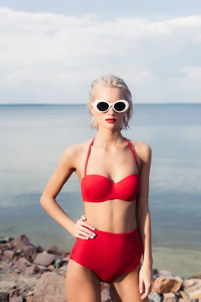 Chica Rubia Moda Posando Gafas Sol Bikini Rojo Playa Rocosa — Foto de Stock