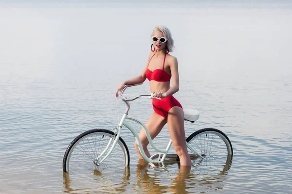 Элегантная Девушка Красном Винтажном Бикини Позирует Велосипедом Воде — стоковое фото