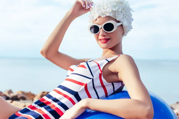 Schöne Elegante Frau Gestreiften Badeanzug Modischer Sonnenbrille Und Weißem Hut — Stockfoto