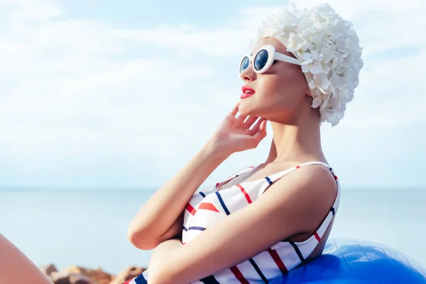 Elegante Donna Costume Bagno Righe Occhiali Sole Retrò Cappello Bianco — Foto Stock