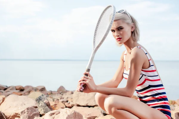 Attraktive Blonde Sportlerin Gestreiften Badeanzug Mit Tennisschläger — Stockfoto