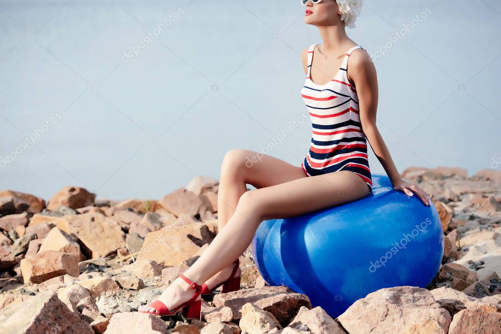 Modelo Femenino Traje Bano Rayas Retro Sentado Pelota Fitness Azul Foto de stock VitalikRadko 207857402