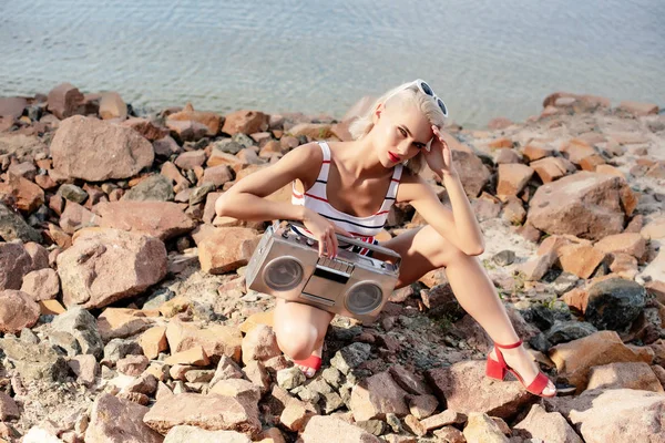 Hermosa Chica Moda Posando Con Boombox Retro Playa Rocosa — Foto de Stock