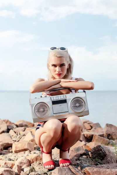 Atractiva Mujer Posando Con Boombox Vintage Playa Rocosa — Foto de stock gratis