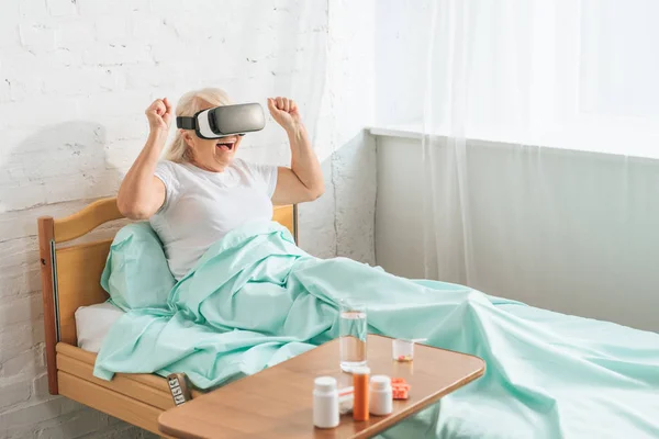 Excitada Mulher Idosa Realidade Virtual Fone Ouvido Deitado Cama Hospital — Fotografia de Stock