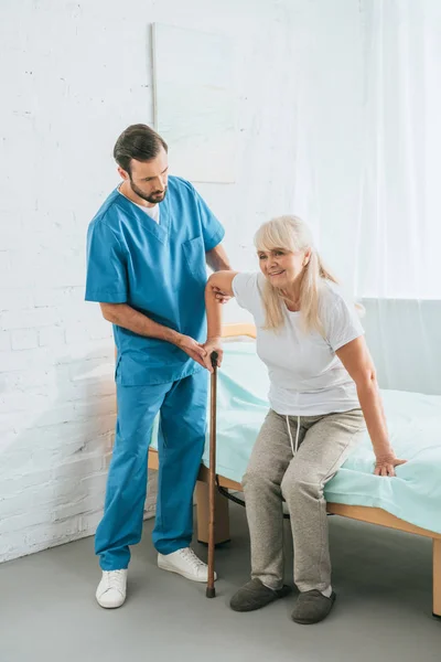 지팡이와 여자를 간호사 — 스톡 사진