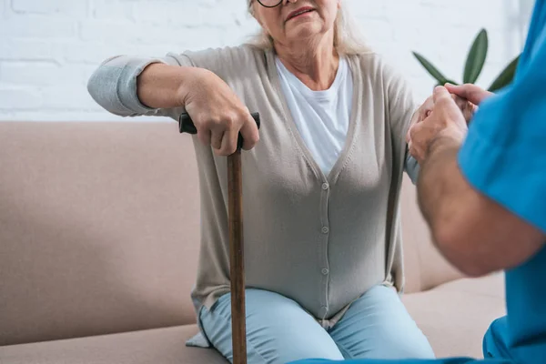 Обрізаний Знімок Медсестри Чоловічої Статі Допомагає Старшій Жінці Ходити Палицею — стокове фото