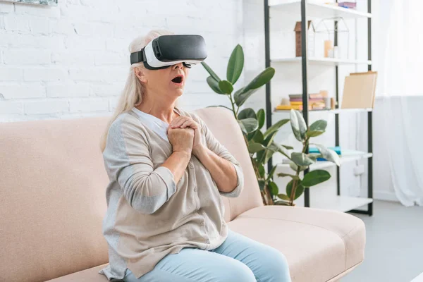 Mulher Idosa Chocado Usando Fone Ouvido Realidade Virtual Casa — Fotos gratuitas