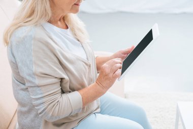 Dijital tablet ile boş ekran kullanma kadın kıdemli kadeh kırpılmış