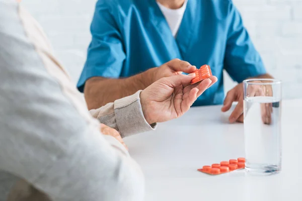 Recortado Disparo Trabajador Social Dando Pastillas Mujer Mayor — Foto de Stock