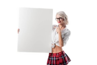 Üniversite üniforma ve boş afiş üzerinde beyaz izole gösteren gözlük sarışın seksi kadın portresi