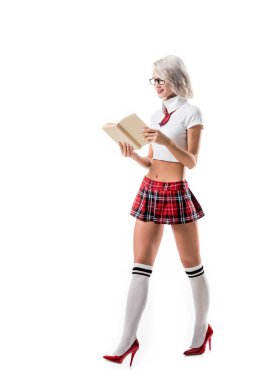 baştan çıkarıcı sarışın kadın kız öğrenci giyim ve gözlük elinde beyaz izole kitap okuma