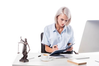 fincan kahve ve beyaz izole dizüstü bilgisayarlar ile işyerinde çalışma odaklı avukat portresi