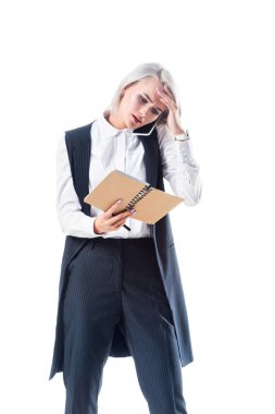 beyaz izole Smartphone cep telefonu ile konuşurken defter ile meşgul işkadını portresi