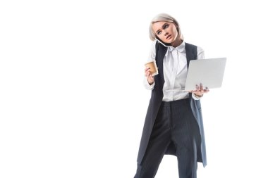 kahve ve beyaz izole Smartphone cep telefonu ile konuşurken laptop ile meşgul işkadını portresi