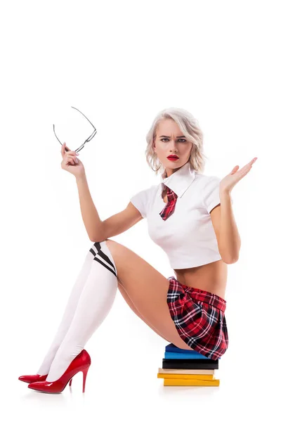 Zmatený Blond Žena Uniformě Sexy College Sedí Hromadě Knih Izolované — Stock fotografie