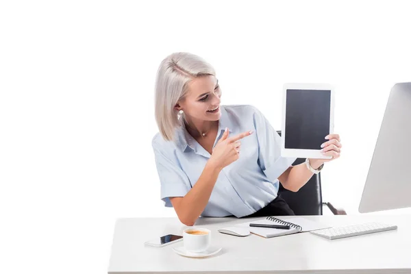 Retrato Mujer Negocios Sonriente Apuntando Tableta Con Pantalla Blanco Lugar — Foto de Stock