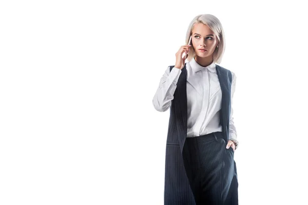 Портрет Молодой Предпринимательницы Формальной Одежде Разговаривающей Смартфоне Изолированном Белом — стоковое фото
