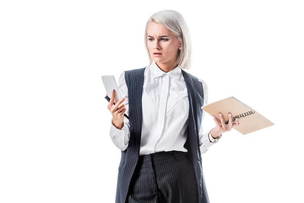 Retrato Mujer Negocios Confundida Con Portátil Mirando Teléfono Inteligente Mano — Foto de Stock