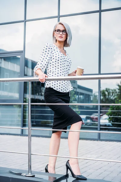 Mulher Negócios Elegante Óculos Com Café Para Mão Olhando Para — Fotografia de Stock Grátis