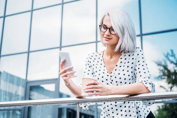 Affärskvinna Glasögon Med Kaffe Att Med Smartphone Gatan — Stockfoto