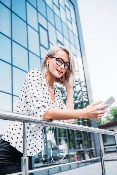 Hermosa Mujer Negocios Con Teléfono Inteligente Mano Escuchando Música Los — Foto de stock gratis