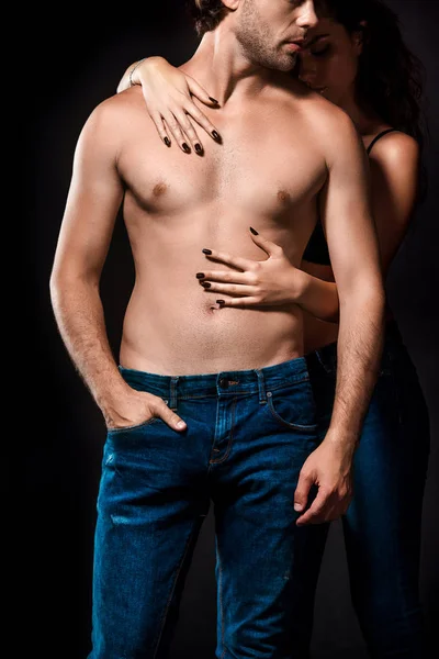 Visão Parcial Mulher Abraçando Namorado Sem Camisa Jeans Isolado Preto — Fotografia de Stock
