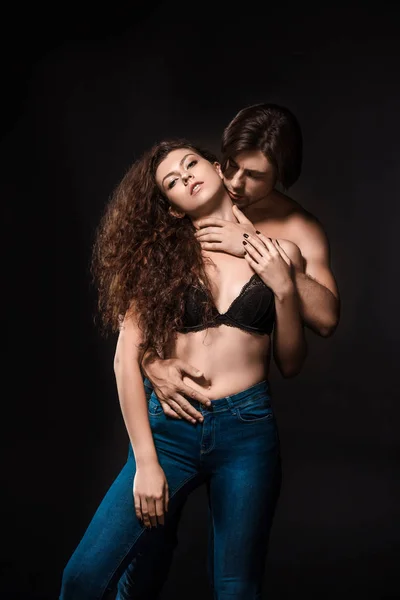 Retrato Hombre Abrazando Novia Sujetador Negro Jeans Aislados Negro — Foto de Stock