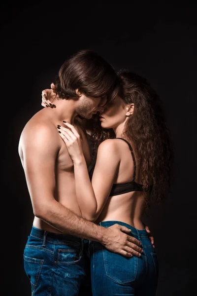 セクシーな上半身裸のカップルを抱いてブラックに分離の側面図 — ストック写真
