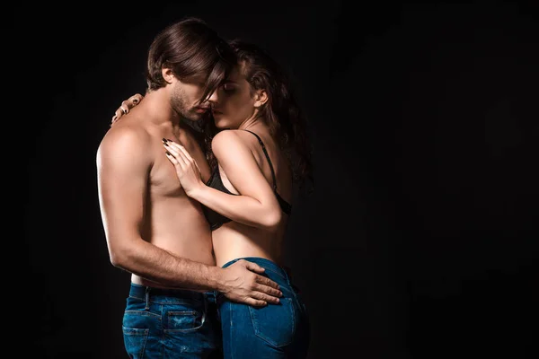 Samping Tampilan Pasangan Bertelanjang Dada Seksi Memeluk Terisolasi Hitam — Stok Foto