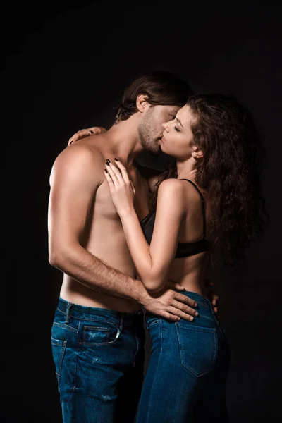 Vista Lateral Sexy Shirtless Casal Beijando Isolado Preto — Fotografia de Stock