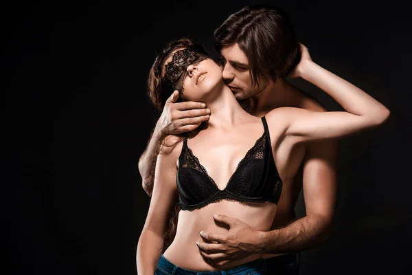 Retrato Homem Abraçando Beijando Sexy Shirtless Namorada Com Renda Preta — Fotografia de Stock
