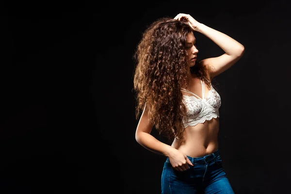 Ritratto Bella Donna Reggiseno Bianco Jeans Posa Isolata Nero — Foto stock gratuita