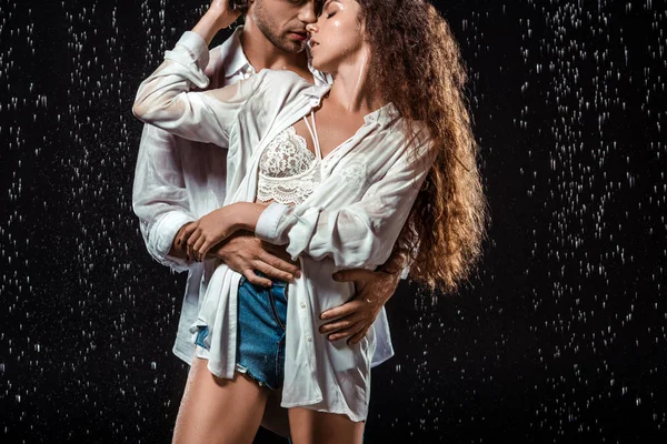 Retrato Casal Sedutor Abraçando Sob Chuva Isolado Preto — Fotografia de Stock