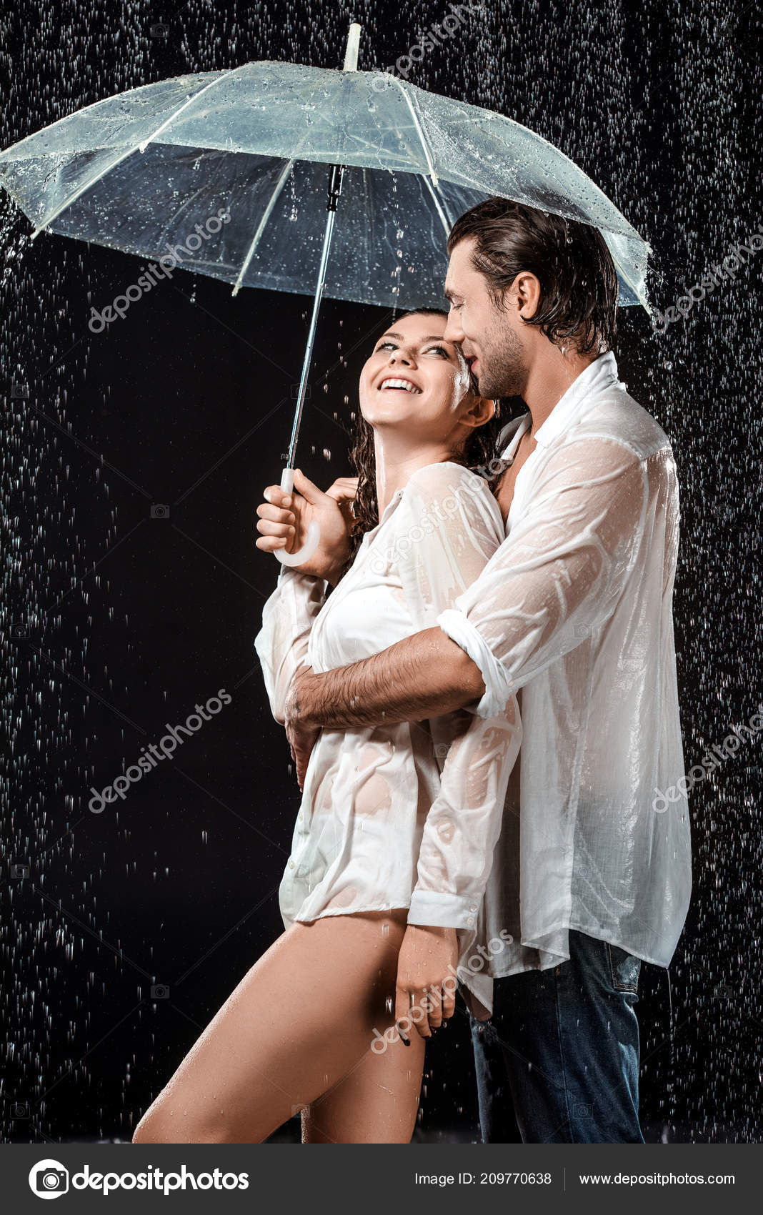 Vista Lateral Pareja Romantica Camisas Blancas Pie Bajo Paraguas Bajo Foto de stock 209770638 VitalikRadko