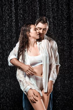 beyaz gömlek siyah izole yağmur altında duran genç seksi çift