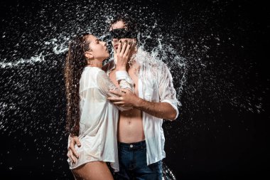 adam siyah izole su ile swilled iken seksi kız sarılma gözleri siyah kurdele ile portresi