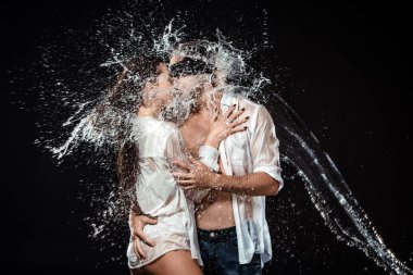 adam yakınındaki seksi sevgilisi tarafından üzerinde siyah izole su ile swilled iken sarılma gözleri siyah kurdele ile portresi