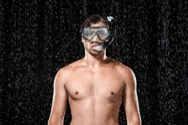 siyah izole su damlaları altında duran şnorkel ile yüzme maskeli gömleksiz adam portresi