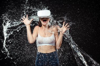 vr kulaklık siyah izole su ile swilled duygusal kadın portresi