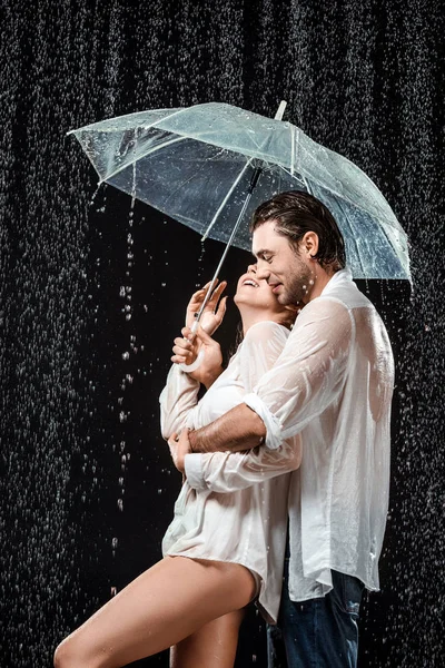 Вид Сбоку Романтической Пары Белых Рубашках Стоящей Зонтиком Капельками Дождя — стоковое фото