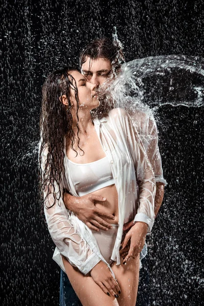 Porträt Eines Verführerischen Paares Schwimmt Mit Wasser Isoliert Auf Schwarz — Stockfoto