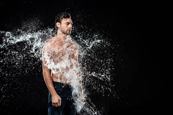 Seitenansicht Eines Jungen Mannes Mit Geschlossenen Augen Der Mit Wasserspritzern — Stockfoto