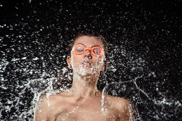 Porträt Einer Frau Mit Schwimmbrille Die Mit Wasser Isoliert Auf — kostenloses Stockfoto