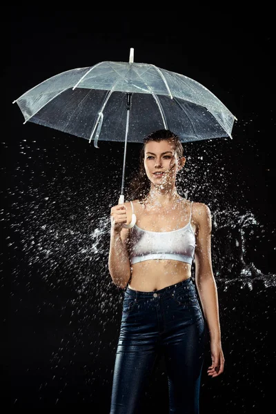 Portret Van Een Jonge Vrouw Met Paraplu Swilled Met Water — Gratis stockfoto