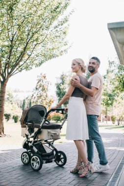 sarılma ve bebek arabası park ile yürüme mutlu anne